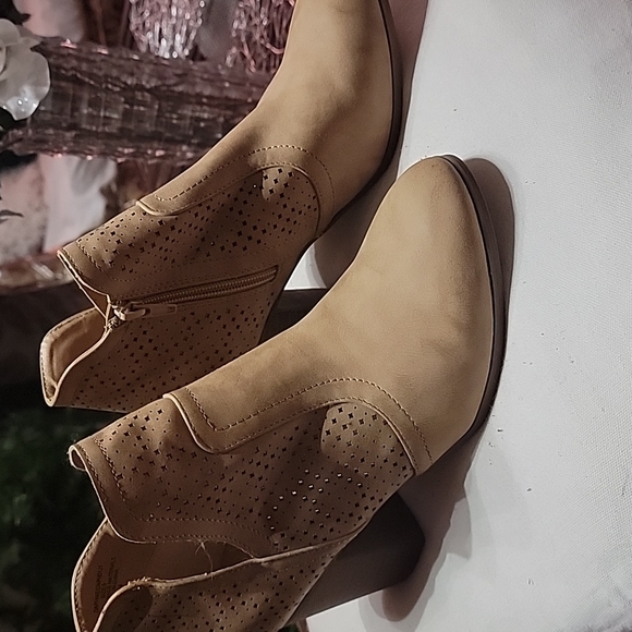 MANDEN Girl Booties size 9 color tan - Picture 4 of 11